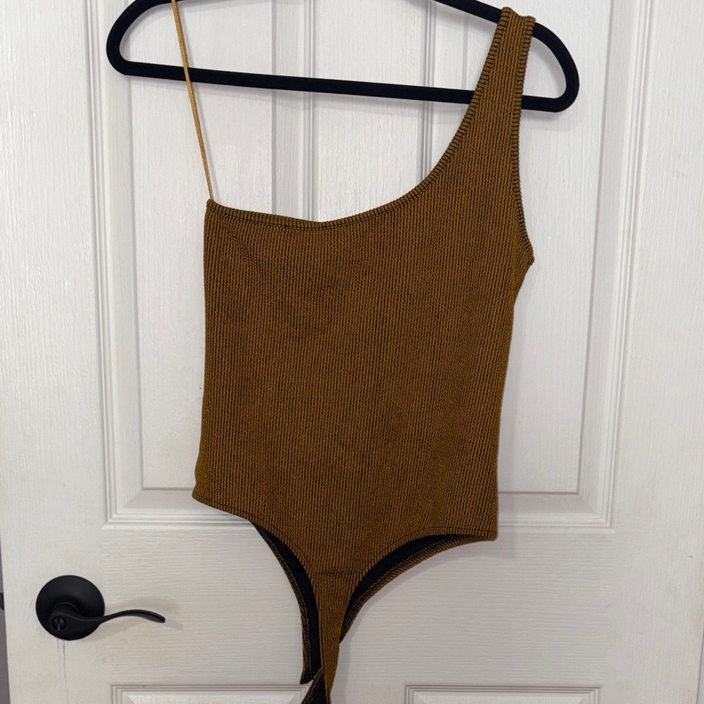 DYNAMITE Ribbed One Shoulder Bodysuit 🤎 - Picture 7 of 7